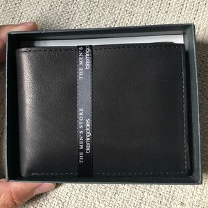 NWT Bloomingdale's men's leather bi-fold wallet